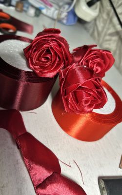 Мастер класс &laquo;Розы из лент&raquo;