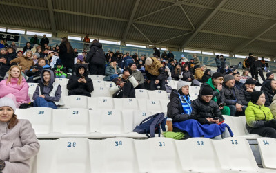 «Челябинск», вперед!»  - кричали семьи болельщики на футбольном матче.