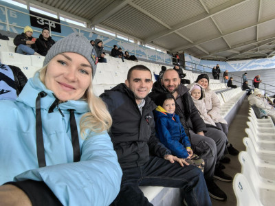 «Челябинск», вперед!»  - кричали семьи болельщики на футбольном матче.