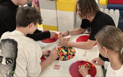 Юные активисты дорожного семейного клуба в Лего -клубе.