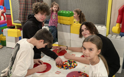 Юные активисты дорожного семейного клуба в Лего -клубе.