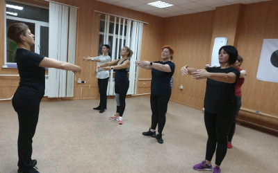 Танцевальный ретрит для мам: в дорожном клубе «Горьковский» прошел мастер-класс в рамках проекта «Семейные ценности и традиции»