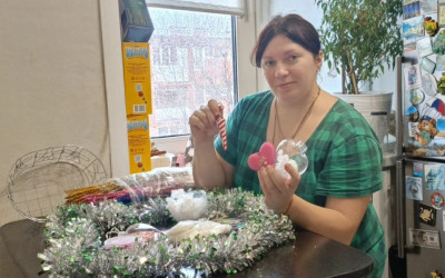 «Семьи-участники приступили к созданию новогодних шаров и обсудили детали их изготовления».