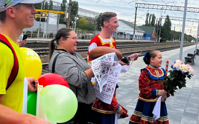 Забота, которая греет сильнее льда: родные встречают своего чемпиона.