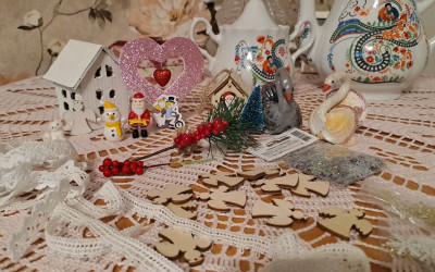 «Семьи-участники приступили к созданию новогодних шаров и обсудили детали их изготовления».