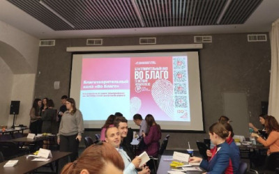 Три семьи дорожного семейного клуба объединились для участия в благотворительном квизе