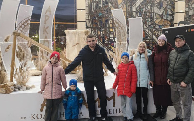 Древние тайны Синташты: семьи проекта посетили выставку наследия Южного Урала на железнодорожном вокзале.