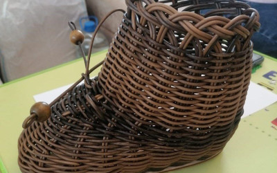 Плетеное очарование: мастер-класс по созданию кашпо-башмачков из искусственного ротанга