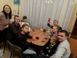 Волшебство своими руками: Челябинские семьи создали ёлочные звёзды из картона и пряжи.