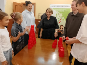 Стаканчики и мячики: как семьи проекта учились ловкости и командной работе.