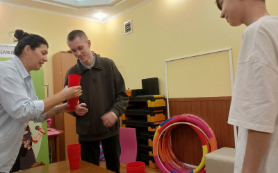 Стаканчики и мячики: как семьи проекта учились ловкости и командной работе.