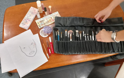 «Красота  - страшная сила!» - сказали мамы из семейного клуба и организовали мастер-класс по мейкапу.