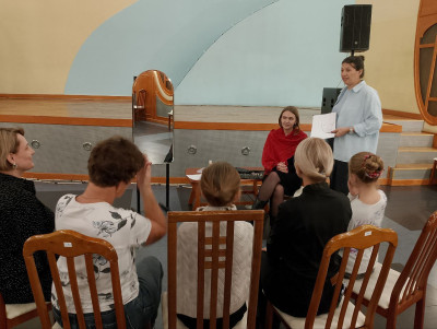 «Красота  - страшная сила!» - сказали мамы из семейного клуба и организовали мастер-класс по мейкапу.