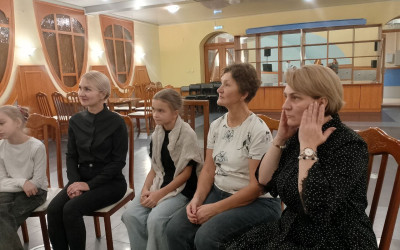 «Красота  - страшная сила!» - сказали мамы из семейного клуба и организовали мастер-класс по мейкапу.