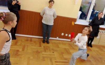 Стаканчики и мячики: как семьи проекта учились ловкости и командной работе.