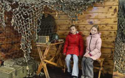 Древние тайны Синташты: семьи проекта посетили выставку наследия Южного Урала на железнодорожном вокзале.