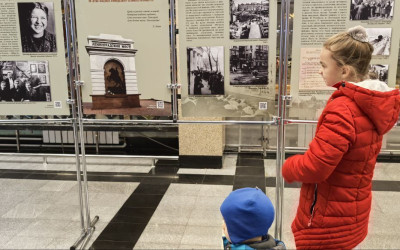 Древние тайны Синташты: семьи проекта посетили выставку наследия Южного Урала на железнодорожном вокзале.