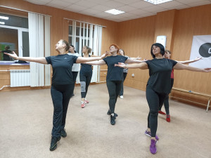 Танцевальный ретрит для мам: в дорожном клубе «Горьковский» прошел мастер-класс в рамках проекта «Семейные ценности и традиции»