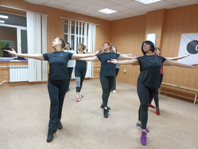 Танцевальный ретрит для мам: в дорожном клубе «Горьковский» прошел мастер-класс в рамках проекта «Семейные ценности и традиции»