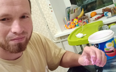 «Семьи-участники приступили к созданию новогодних шаров и обсудили детали их изготовления».