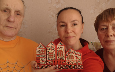 Единство в красках: как семьи расписали ключницу-оберег в мезенском стиле