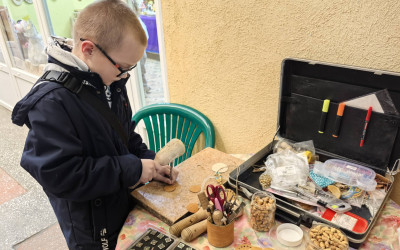 Семьи «Дорожного семейного клуба»  поселка Новый Ургал посетили уникальный мастер-класс по изготовлению амулетов из бересты.