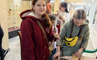 Семьи «Дорожного семейного клуба»  поселка Новый Ургал посетили уникальный мастер-класс по изготовлению амулетов из бересты.