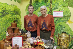 Семьи «Дорожного семейного клуба»  поселка Новый Ургал посетили уникальный мастер-класс по изготовлению амулетов из бересты.