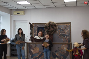 В рамках интерактивного проекта "Сказка в дом" во ДКЖ г. Тюмени для семей железнодорожников представлена театральная лаборатория "Лети, деревянная птица!"