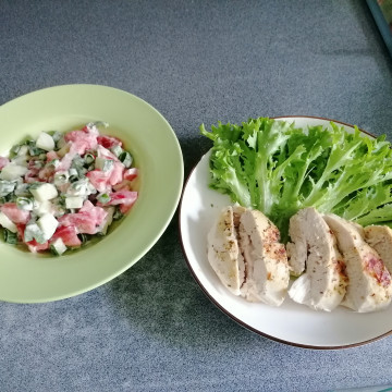 Запеченая куриная грудка с салатом из свежих овощей.