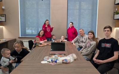 Творческие выходные в дорожном семейном клубе "Горьковский": Казанские семьи мастерили открытки под руководством Алины Наместниковой