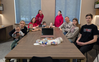 Творческие выходные в дорожном семейном клубе "Горьковский": Казанские семьи мастерили открытки под руководством Алины Наместниковой