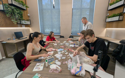 Творческие выходные в дорожном семейном клубе "Горьковский": Казанские семьи мастерили открытки под руководством Алины Наместниковой