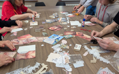 Творческие выходные в дорожном семейном клубе "Горьковский": Казанские семьи мастерили открытки под руководством Алины Наместниковой