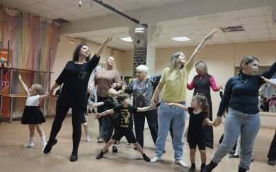 В Ижевске семьи дорожного клуба «Горьковский» станцевали «Кач-Кач» на мастер-классе