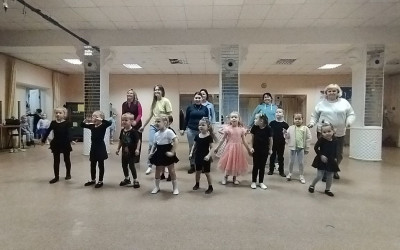 В Ижевске семьи дорожного клуба «Горьковский» станцевали «Кач-Кач» на мастер-классе