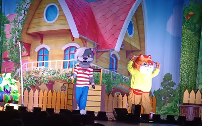 Семейный выходной: семья из Кирова окунулась в мир сказки на Шоу ростовых кукол