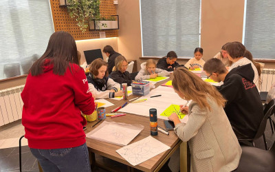 Семейные миры на бумаге: мастер-класс по нейрографике прошел в казанском клубе «Горьковский»