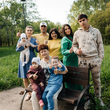 Лесная прогулка большой семьи 