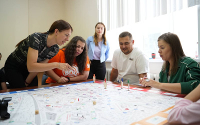  “Наследники железнодорожной славы” — это не просто настольная игра. Это увлекательное путешествие в мир железных дорог, в котором каждый становится немного исследователем, немного инженером и совсем чуть-чуть мечтателем. Владивостокский ДСК 