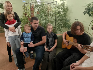 Семейный концерт среди зелени: участники проекта устроили душевный вечер с гитарой в зимнем саду.