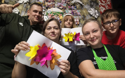 На ВСЖД семьи приготовили открытки для бабушек и дедушек
