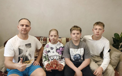 Единство в красках: как семьи расписали ключницу-оберег в мезенском стиле