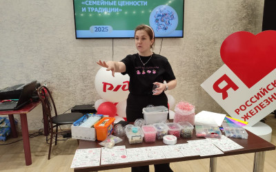 Сегодня в Комсомольском  «Дорожном семейном клубе» состоялся чудесный мастер-класс по созданию новогодних шаров! 