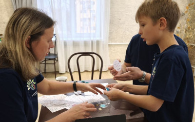 Сегодня в Комсомольском  «Дорожном семейном клубе» состоялся чудесный мастер-класс по созданию новогодних шаров! 