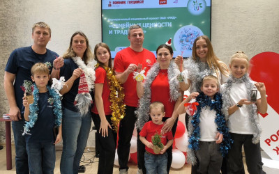 Сегодня в Комсомольском  «Дорожном семейном клубе» состоялся чудесный мастер-класс по созданию новогодних шаров! 