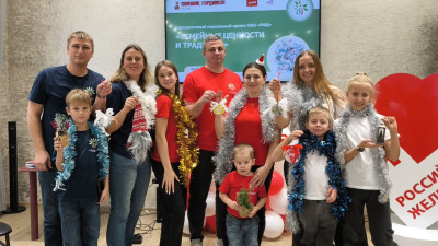 Сегодня в Комсомольском  «Дорожном семейном клубе» состоялся чудесный мастер-класс по созданию новогодних шаров! 