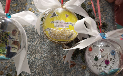 Сегодня в Комсомольском  «Дорожном семейном клубе» состоялся чудесный мастер-класс по созданию новогодних шаров! 