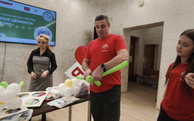 В Комсомольском  «Дорожном семейном клубе» прошел увлекательный мастер-класс по изготовлению цветов из шаров для моделирования! 