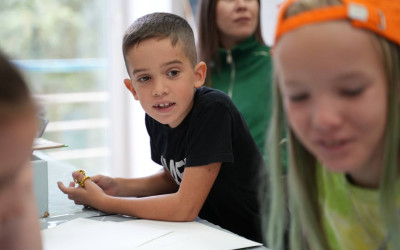 Этот мастер-класс доказал: чтобы прикоснуться к истории, не обязательно идти в музей. Иногда достаточно взять кисть, собраться за одним столом и захотеть рассказать миру свою уникальную историю. Владивостокский ДСК